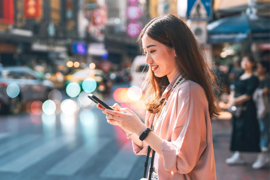 traveler menggunakan smartphone dengan koneksi internet di luar negeri