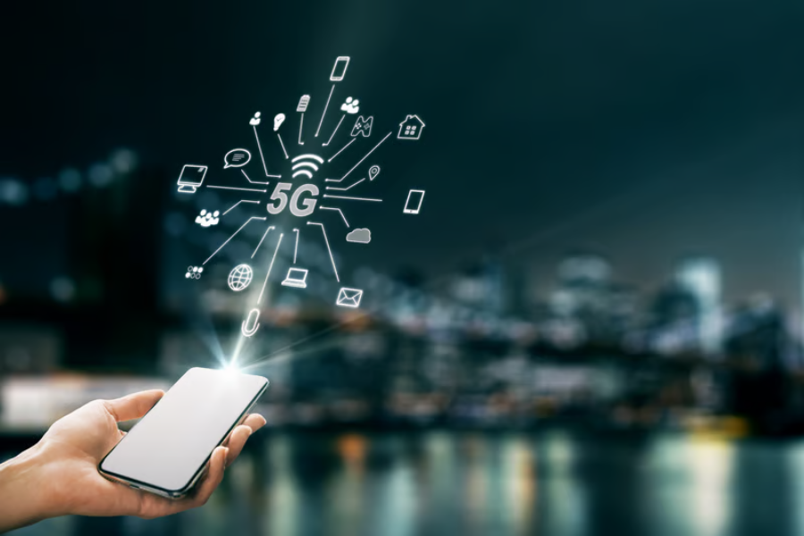 Apakah eSIM ada nomornya, ilustrasi ponsel dengan pengaturan jaringan seluler dan kartu SIM digital.