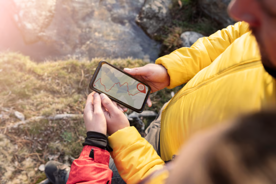tampilan peta digital pada ponsel membantu wisatawan mengikuti rute ketika menjelajahi daerah dengan sinyal internet terbatas.