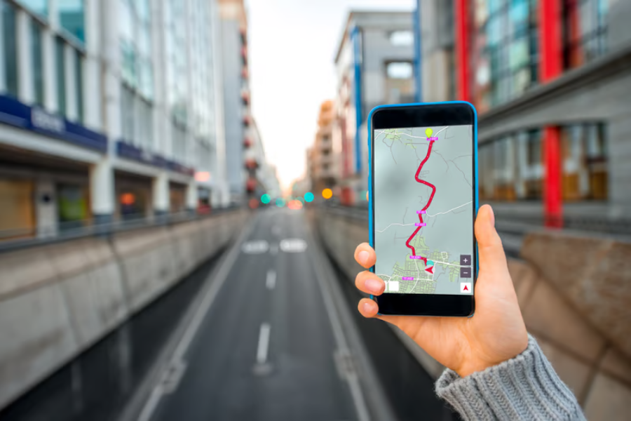 offline maps untuk traveling membantu wisatawan menemukan arah saat menjelajahi destinasi baru tanpa selalu mengandalkan internet.