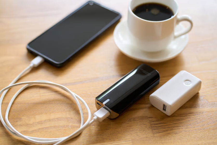 Perangkat pocket WiFi portabel yang menyediakan koneksi internet untuk HP saat bepergian ke luar negeri.